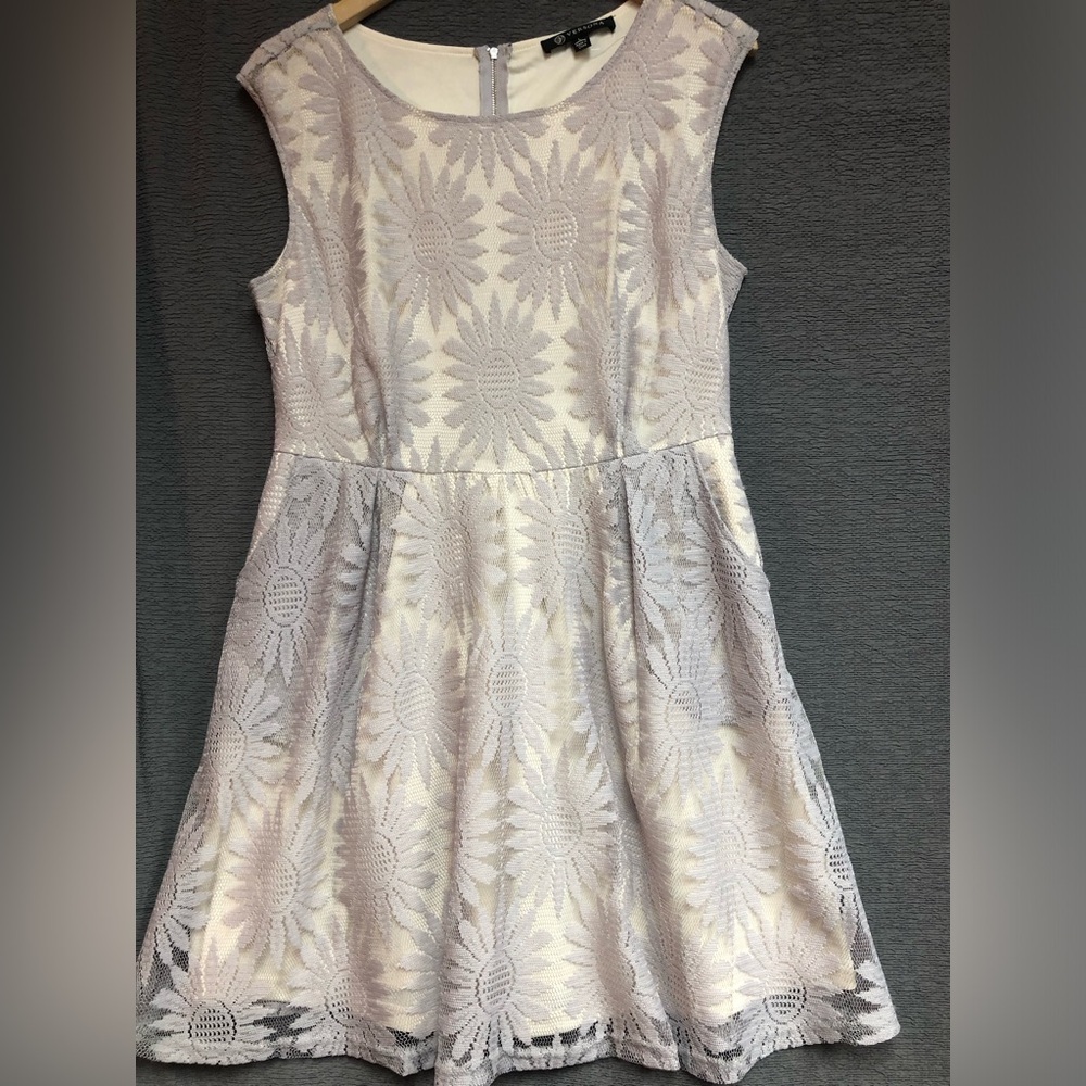 Versana large sleeveless white gray dress